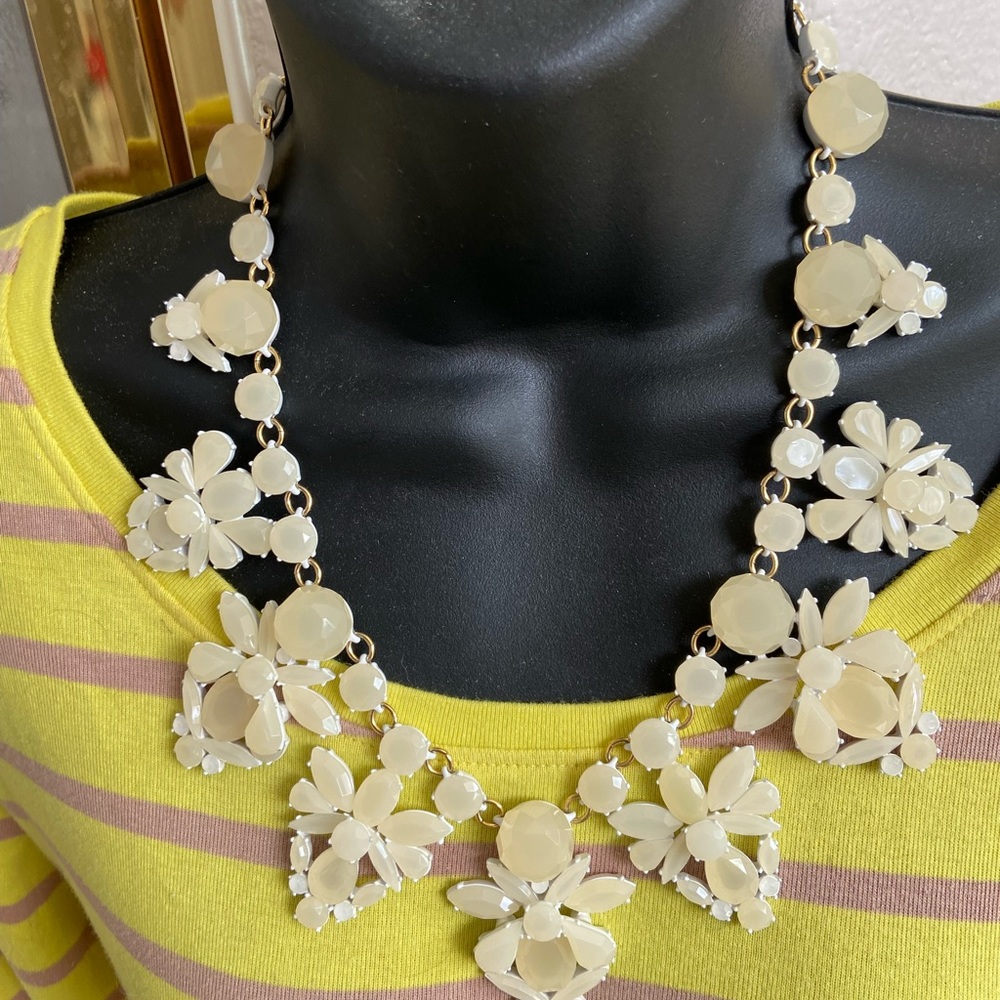 🔥EUC JCrew Cream  Crystal Clusters Necklace - Picture 5 of 6